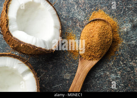 Sucre de coco sucré en cuillère. Banque D'Images