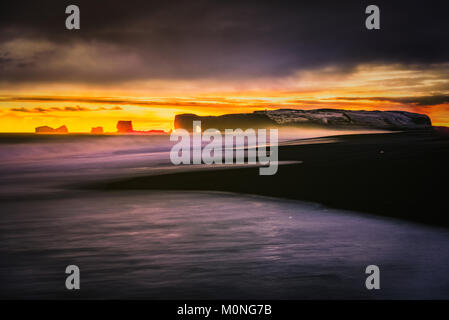 La plage de Reynisfjara qui jouit et falaises de Dyrhólaey Banque D'Images