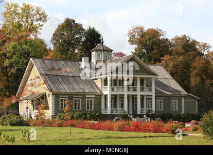 Ancienne ferme sur une belle journée d'automne Banque D'Images