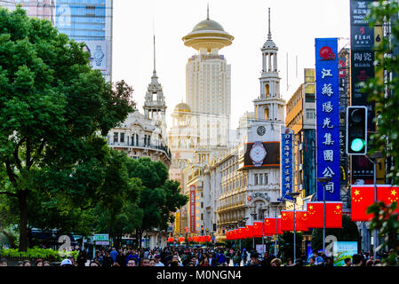 Shanghai, Chine. L'architecture iconique de l'ère victorienne et l'hôtel Raddisson bâtiments sur la rue piétonne Nanjing Road, Shanghai, Chine. Cred Banque D'Images