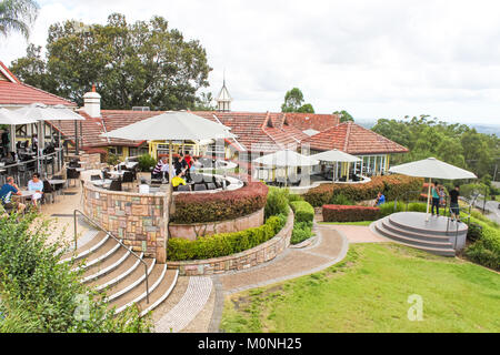 Donnent sur l'extérieur et bar-salle à manger à Mt Coot-tha près de Brisbane, Queensland Australie 2-26-2015 Banque D'Images