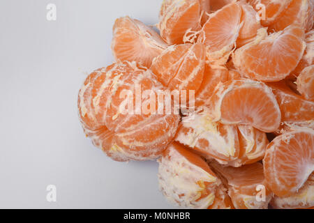 Fond fruité concepteur de produits frais tranches de mandarine et un tour ensemble mandarine, orange, fond blanc à gauche, vierge de l'espace pour le texte. Banque D'Images