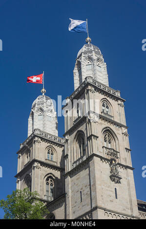 La Suisse, Zurich, Grossmunster , drapeau suisse Banque D'Images