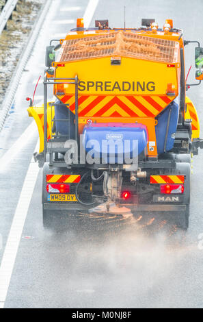 La neige, la pluie et les embruns sur l'autoroute M1 conduit à des conditions de conduite dangereuses. Banque D'Images