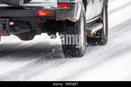 Land rover discovery série 1 conduire sur une route de neige et de glace, Banque D'Images