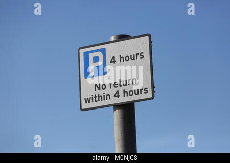 Un 4 heures parking signe sur un poste à Londres, au Royaume-Uni. Banque D'Images