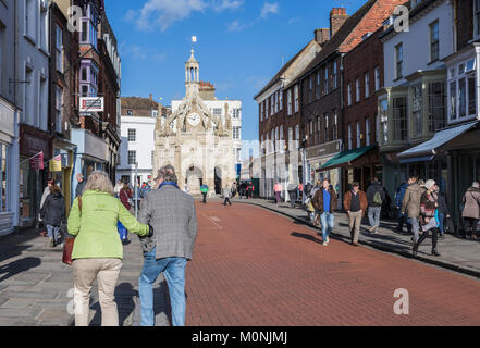 Zone piétonne près de Chichester Market Cross (Croix) dans le sud de la rue, la ville de Chichester, West Sussex, Angleterre, Royaume-Uni. Banque D'Images