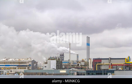 Paysage de la route industrielle y compris les tissus et les raffineries Banque D'Images