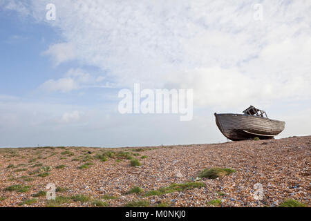 Vieux bateau de pêche en bois bois naufragé échoué sur des cailloux à Dungeness côte du Kent.vieux bateau cassé sur hêtre Banque D'Images