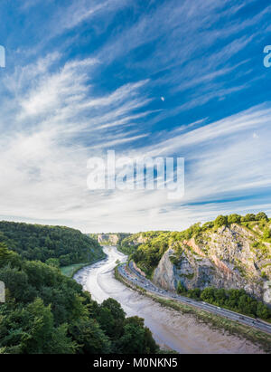 L'Avon Gorge avec la rivière Avon qui coule dans le centre de son canal de très envasés à côté du pont suspendu de Clifton, Bristol, England Banque D'Images