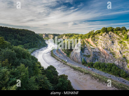 L'Avon Gorge avec la rivière Avon qui coule dans le centre de son canal de très envasés à côté du pont suspendu de Clifton, Bristol, England Banque D'Images