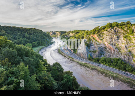 L'Avon Gorge avec la rivière Avon qui coule dans le centre de son canal de très envasés à côté du pont suspendu de Clifton, Bristol, England Banque D'Images