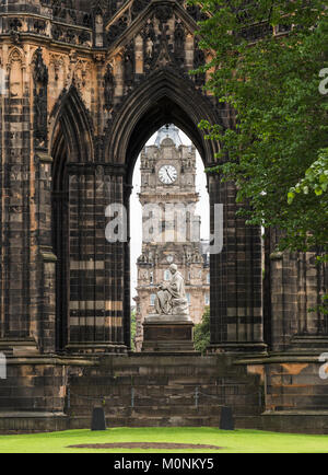 Le Scott Monument, avec statue et la tour de l'horloge de l'Hôtel Balmoral à l'arrière-plan vue à travers le monument, Édimbourg, Écosse Banque D'Images