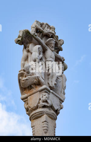 Le calvaire de la place de l'église Rochefort en Terre (Bretagne). Datant du XVI ème siècle, il montre une colonne surmontée par la Crucifixion. Banque D'Images