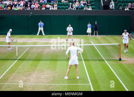 Kim Clijsters invitation doubles invite Chris Quinn des spectateurs lui donnant une jupe à porter. Banque D'Images