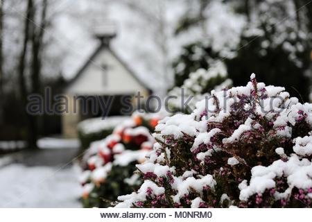 Une scène d'hiver coloré lumineux après la neige fraîche en Bavière, Allemagne. Banque D'Images