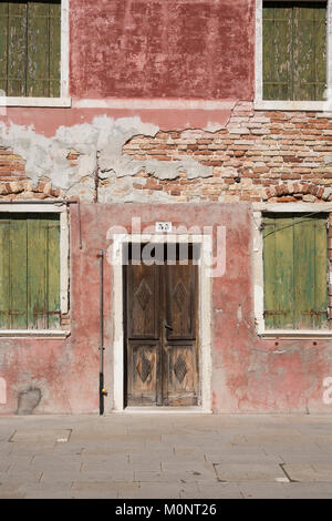 Peints de couleur vive les cabanes de pêcheurs sur l'île vénitienne de Burano Banque D'Images