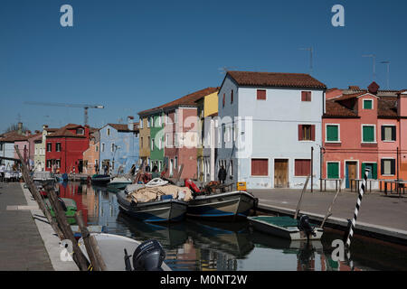 Peints de couleur vive les cabanes de pêcheurs sur l'île vénitienne de Burano Banque D'Images