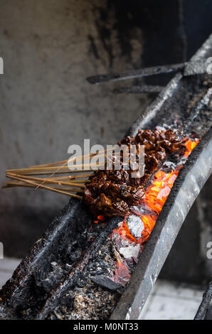 Plat indonésien typique Sate ayam sur la rue du marché local - verticale Banque D'Images