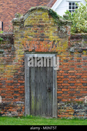 Porte en bois de la période dans un mur de jardin en brique rouge Banque D'Images