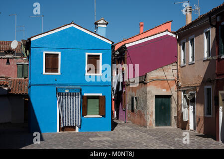 Peints de couleur vive les cabanes de pêcheurs sur l'île vénitienne de Burano Banque D'Images