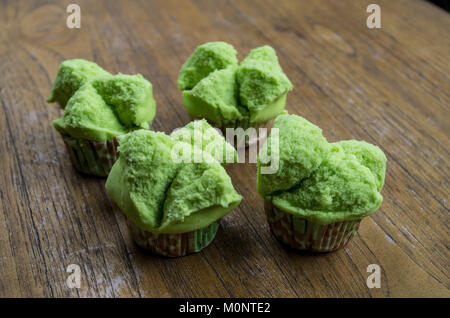 Bonbons indonésien typique bolu kukus vert sur la table à côté de l'autre Banque D'Images