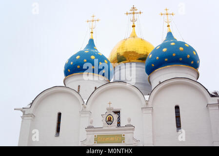 Serguiev Posad, Russie - 8 janvier 2015 : cathédrale de la Dormition (1559 - 1585) en Ensemble architectural de la laure de la Trinité-Saint-Serge à Serguiev Posad, R Banque D'Images