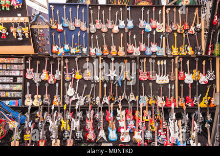 Mini guitares souvenirs en vente à la street market dans Mahon , Menorca , Baléares , Espagne Banque D'Images