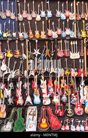 Mini guitares souvenirs en vente à la street market dans Mahon , Menorca , Baléares , Espagne Banque D'Images