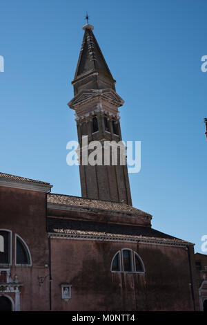 L'ancienne église de San Martino avec une 17e siècle clocher, Burano, Venise. Banque D'Images