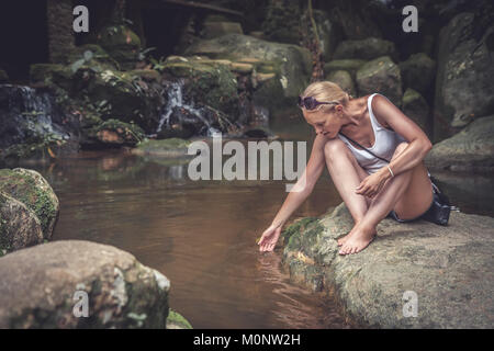 Belle femme cascade au alentour de détente tourisme voyage vacances pendant son pays tropical Banque D'Images