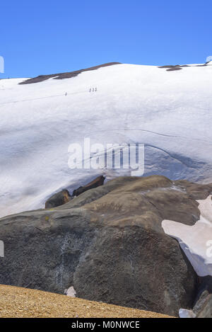 Les randonneurs au-dessus de la zone thermique de Hveradalir,Kerlingarfjöll,Suðurland,l'Islande Banque D'Images