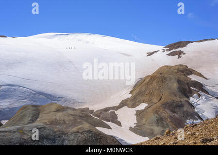 Les randonneurs au-dessus de la zone thermique de Hveradalir,Kerlingarfjöll,Suðurland,l'Islande Banque D'Images