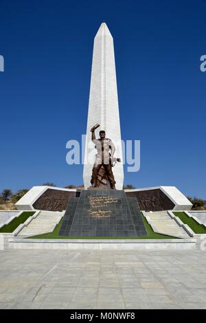 Obélisque sur le Heldenacker ou héros nationaux' Acre,mémorial de la guerre de la République de Namibie, près de Windhoek,montagnes Auas Banque D'Images