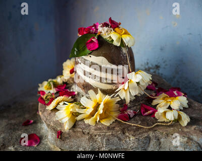 Shiva Lingam et Yoni Shakti culte à Varanasi, Inde Banque D'Images