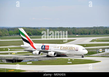 Emirates Airlines, Airbus A380-800, l'atterrissage, roulage jusqu'à la borne 1,l'aéroport de Munich, Haute-Bavière, Allemagne Banque D'Images