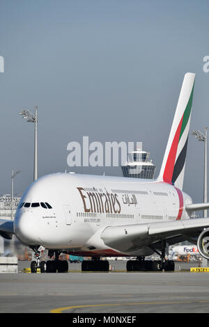 Unis,Airbus A380-800,mise en place,sur la piste sud, avec tour, l'aéroport de Munich, Haute-Bavière, Allemagne Banque D'Images