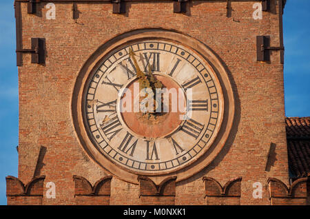 Détail de Bologna Old Town Hall Clock Tower à Piazza Maggiore (grand carré), construit au 15ème siècle Banque D'Images