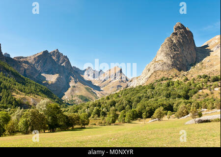 Vue sur les falaises Rocca Provencale,Chiappera,Valle Maira,province de Coni, Piémont, Italie Banque D'Images