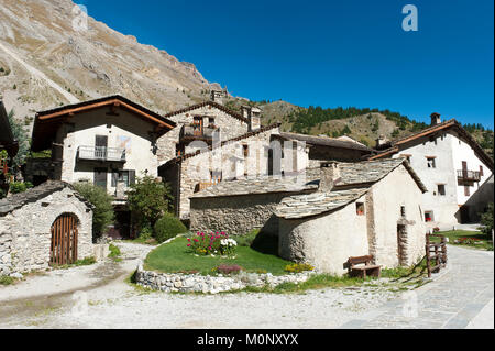 Vieilles fermes dans le village de montagne Chiappera,Valle Maira,province de Coni, Piémont, Italie Banque D'Images