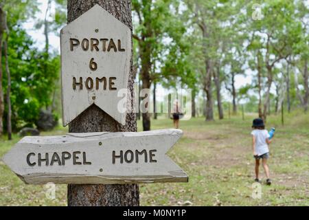 Les femmes et les enfants devant un signe de les diriger vers une chapelle, Herveys Range Heritage Tea Rooms, Queensland, Australie Banque D'Images