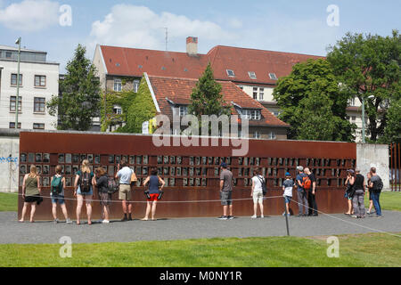 Mémorial du Mur de Berlin, une fenêtre du souvenir,photos de victimes,Bernauer Strasse,Berlin,Allemagne Banque D'Images