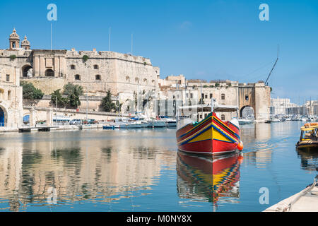 Traditionnellement peints de paquebot transporte les passagers entre La Valette et Mdina à Grand Baie La Valette à Malte Banque D'Images