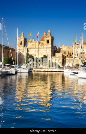 Vittoriosa, collégiale St Laurent sur l'eau du ruisseau de l'arsenal avec des bateaux à voile sur un après-midi ensoleillé Banque D'Images