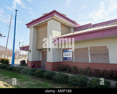 Condamné et fermé des affaires avec un parking vide à Montgomery, Alabama, United States. Banque D'Images