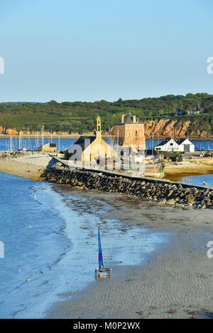 France,Finistère, mer d'Iroise, Parc Naturel Régional d'Armorique (Parc Naturel Régional d'Armorique), Presqu'ile de Crozon, Camaret sur Mer, Notre Dame de Rocamadour chapelle,tour Vauban inscrite au Patrimoine Mondial de l'UNESCO,tour polygonale construite sur un plan Vauban au xviie siècle, cimetière de bateaux Banque D'Images