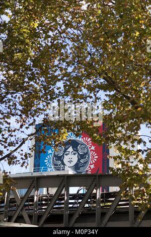 France,Paris,fresco la Marianne de l'artiste Shepard Fairey (aussi appelé obéir) sur la façade d'un immeuble HLM Banque D'Images