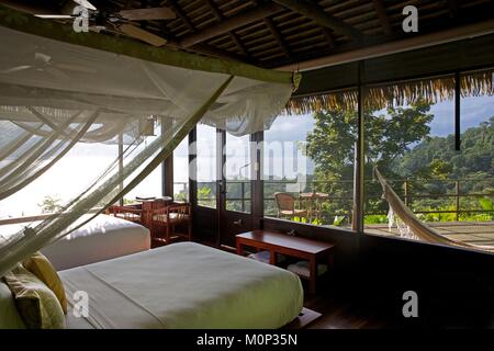 Costa Rica, péninsule d'Osa, suite avec terrasse de l'ecolodge Lapa Rios donnant sur la forêt primaire et l'océan pacifique Banque D'Images