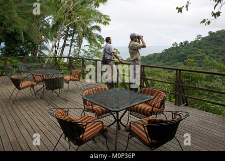 Costa Rica, péninsule d'Osa, deux guides naturalistes de l'ecolodge de Lapa Rios une terracce surounding forêt primaire Banque D'Images
