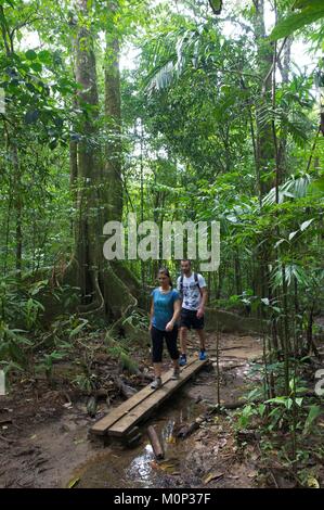 Costa Rica, péninsule d'Osa, couple de touristes en randonnée dans le parc national du Corcovado Banque D'Images
